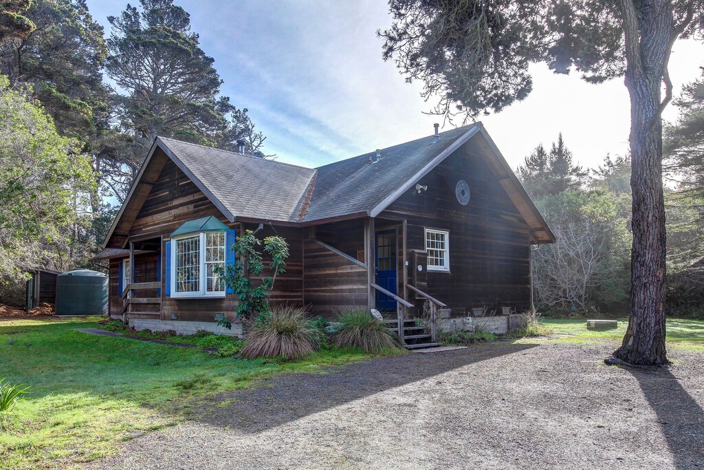Cottage with deck & wood stove - walk to the ocean, beach, & bluffs