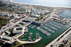 Great Location! next to marina,  beach and town centre