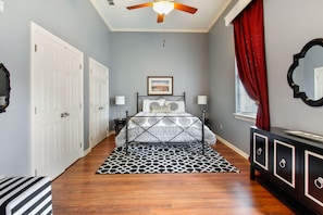 Master Bedroom - Queen Size Bed 