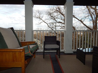 Spacious, private, tree-guarded loft in the sky with views of downtown Nashville