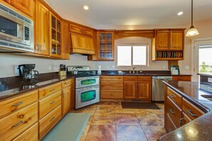 Spacious well equipped kitchen for meal prep
