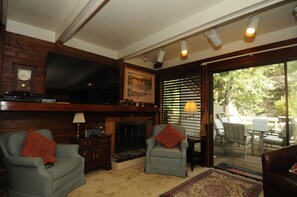 Living room, deck, and wonderful creekside
sounds, and views.