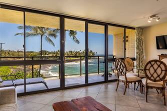 POIPU OCEAN-FRONT CONDO, CAR avail, SUN, SURF, FISH, SNORKEL, COLD A/C!