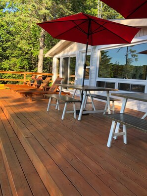 Outdoor dining up to 15 people 