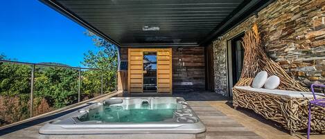 Outdoor spa tub