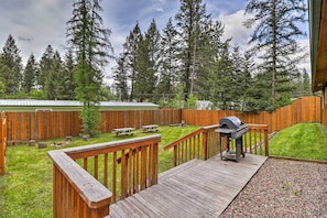 Deck | Gas Grill | Yard | Fire Pit | Picnic Tables