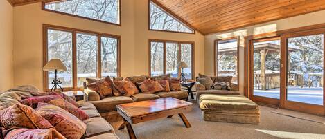 Begin your next family retreat to this vacation rental house in Lake Harmony!