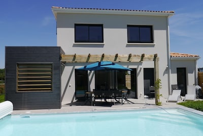 Nouvelle inscription - Villa de luxe avec air conditionné, bain à remous et piscine dans une résidence avec tennis