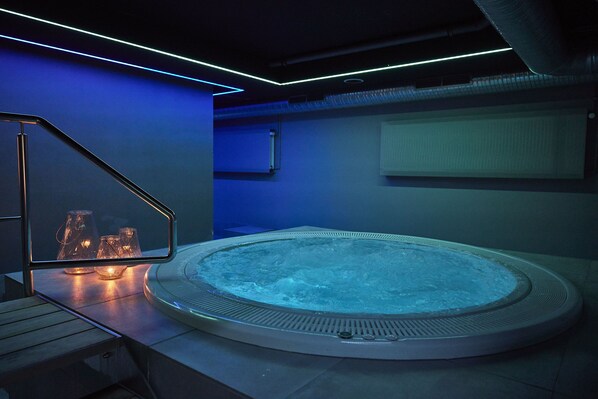 Indoor spa tub