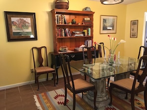 dining room with seating for 6