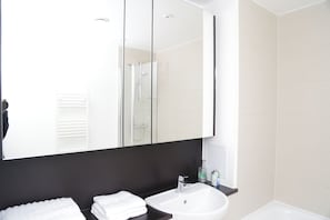 Badkamer met wastafel