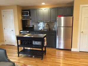 Fully equipped kitchen with new appliances (including icemaker)