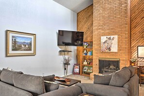 Main Living Space | Central A/C | Flat-Screen HDTV w/ Cable & HBO