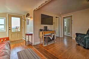 Living Room | Dog Friendly w/ Fee (2 Max) | Free WiFi