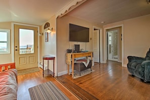Living Room | Dog Friendly w/ Fee (2 Max) | Free WiFi