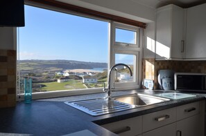 Kitchen with views to the beach