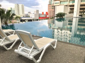 Infinity pool