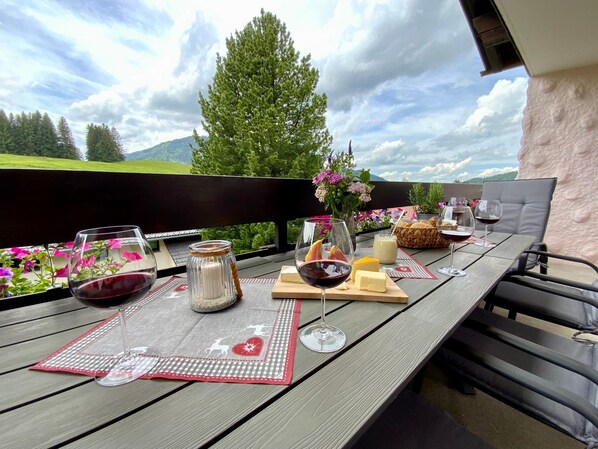 Zum Wohl mit diesem Ausblick