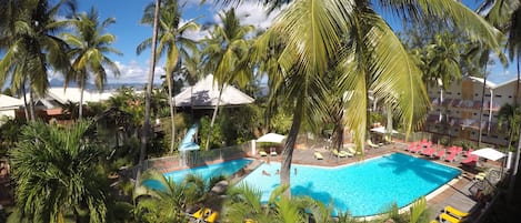 Piscine familiale de la résidence