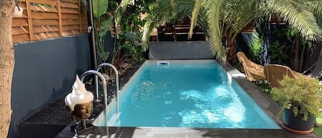 Douche  dans le jardin, nage à contre courant 
Heated swimming pool