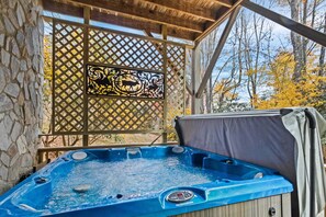 Secluded Hot Tub on the Lower Deck