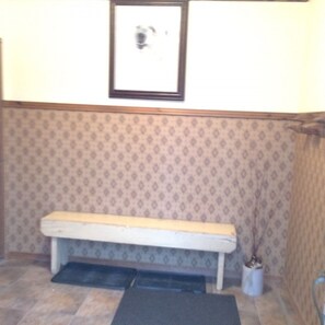 Vestibule with ski rack and space for bicycle or golf bags

