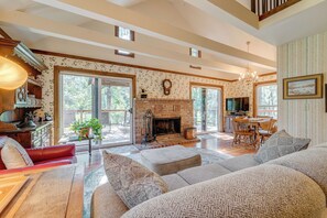 Living Room | Free WiFi | Wood-Burning Fireplace