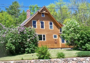 TUCKER MOUNTAIN LOG DECOR HOME A VACATION FOR RELAXING AND MEMORIES........