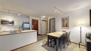 Dining & Kitchen