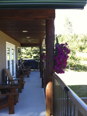 Large Front Deck. Bbq Area