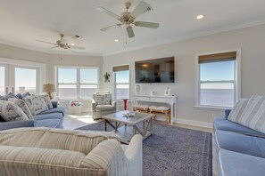 Living Room | Main Floor | Smart TV | Free WiFi