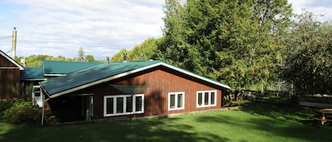 Private backyard to the cottage with fire pit and picnic table