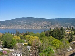 Stunning View,   Walk to Beach, Shopping, Restaurants