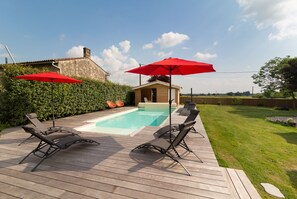 Wider view of pool and garden 