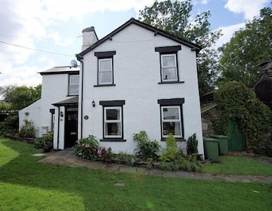 Detached cottage in the popular Lakeland village of Staveley, nr Windermere FREE WiFi