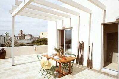 Apartamento de lujo nuevo, con piscina y acceso al jardín, enorme balcón, aire acondicionado, Wi-Fi \ & todas las comodidades