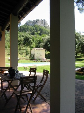 Side terrace, by the kitchen