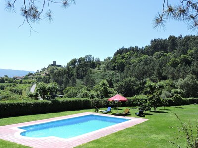 Villa, ruhig, schöne Aussicht mit Pool und Tennisplatz.