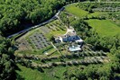 de grote tuin en park rondom de villa