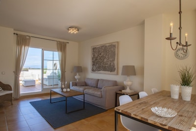 A modern penthouse (110 m2) with sea and pool view, 3 bedrooms and 2 baths