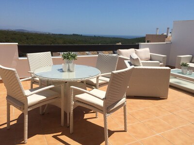 A modern penthouse (110 m2) with sea and pool view, 3 bedrooms and 2 baths