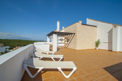 A modern penthouse (110 m2) with sea and pool view, 3 bedrooms and 2 baths
