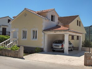 parking place of the NW side of house