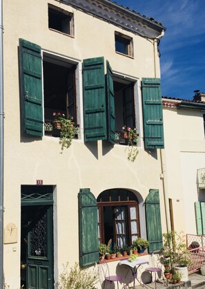 Maison Leschenault facade.