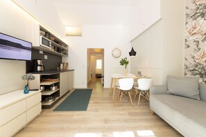 Wohn- und Essbereich mit ausziehbarem Sofa und 4 Stühlen