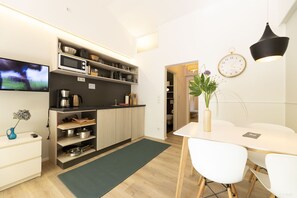 Voll ausgestattete Küche mit Kaffeemaschine, Toaster, Spülmaschine, Kühlschrank 