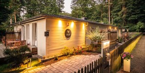 Little Suite Apartments in der Abendstimmung