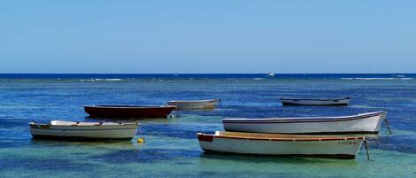 La mer avec les bateaux