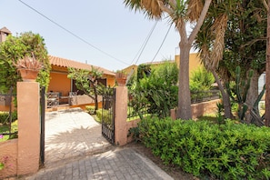 !!!ViewFromOut_Anna_s house-102