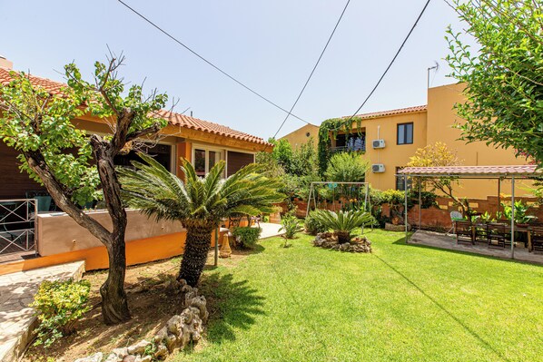 🌺 Experience authentic Cretan hospitality in our charming garden! 